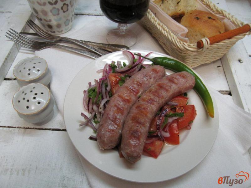 Фото приготовление рецепта: Колбаски барбекю с луковым салатом шаг №6