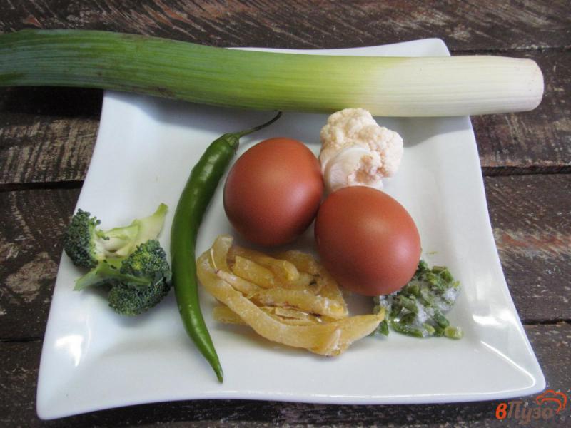 Фото приготовление рецепта: Быстрый завтрак из яйца с овощами шаг №1