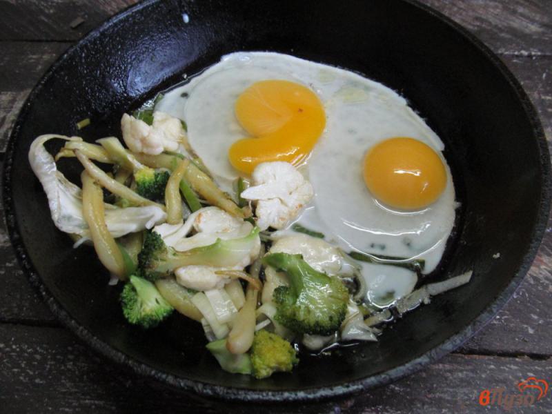Фото приготовление рецепта: Быстрый завтрак из яйца с овощами шаг №3