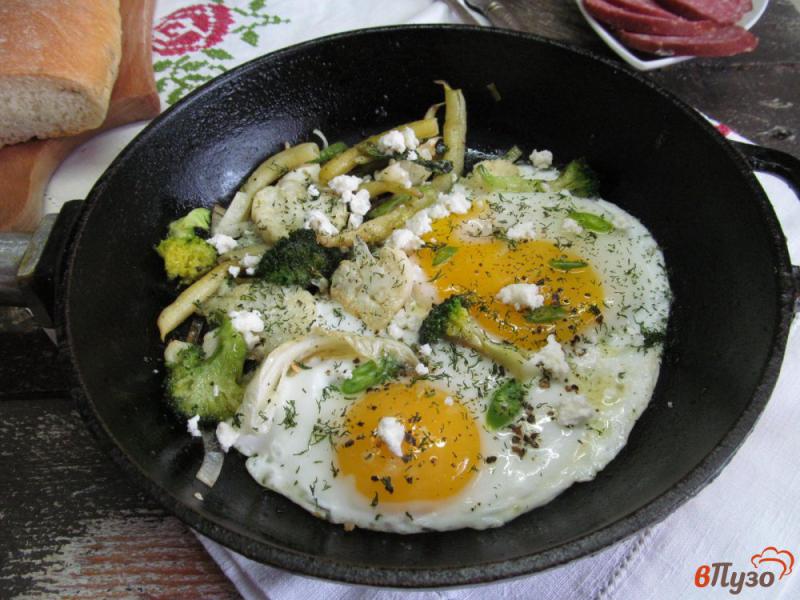 Фото приготовление рецепта: Быстрый завтрак из яйца с овощами шаг №5