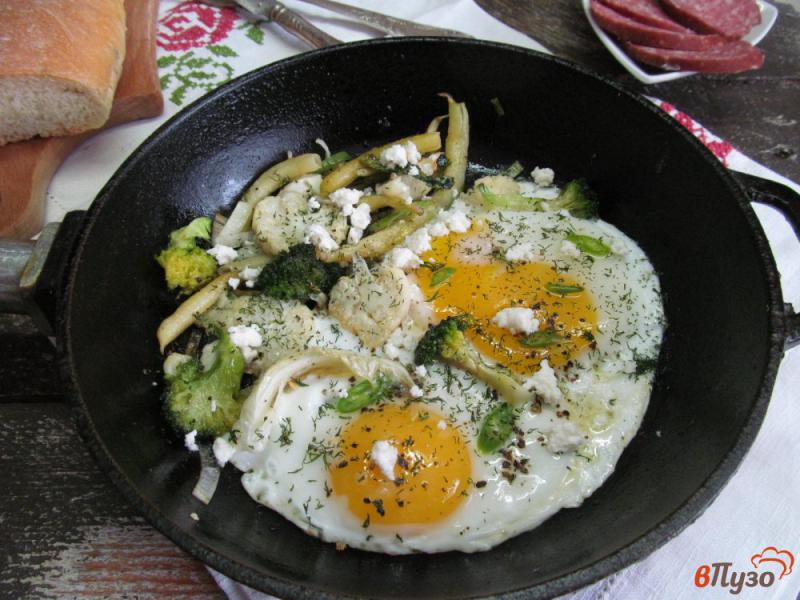 Фото приготовление рецепта: Быстрый завтрак из яйца с овощами шаг №4