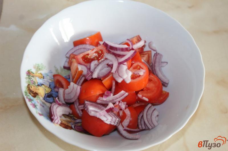 Фото приготовление рецепта: Салат с сыром и томатами шаг №2