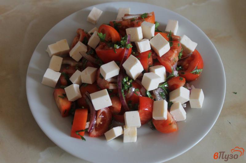 Фото приготовление рецепта: Салат с сыром и томатами шаг №4