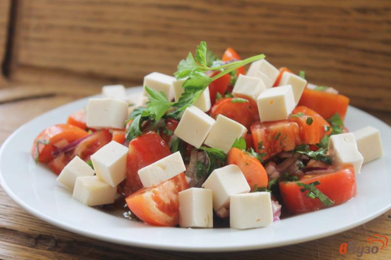 Фото приготовление рецепта: Салат с сыром и томатами шаг №5