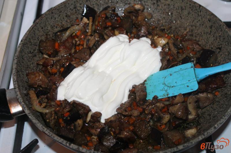 Фото приготовление рецепта: Куриная печень с шампиньонами и баклажанами в сметанном соусе шаг №7