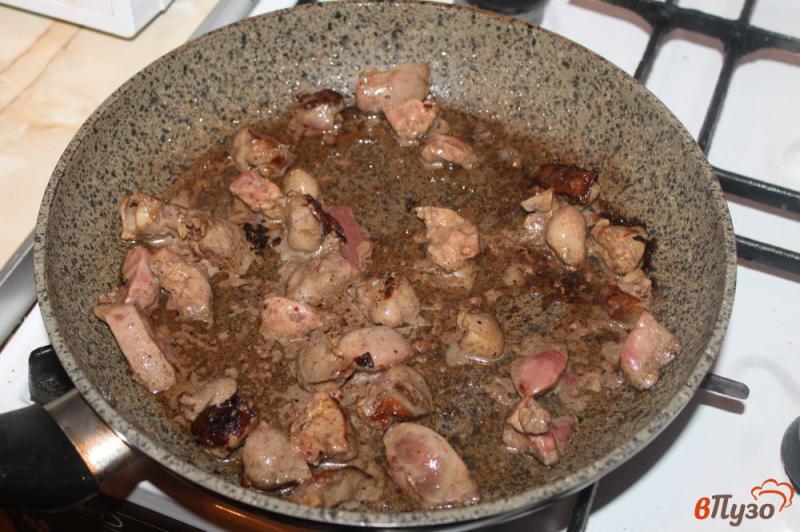 Фото приготовление рецепта: Куриная печень с шампиньонами и баклажанами в сметанном соусе шаг №3