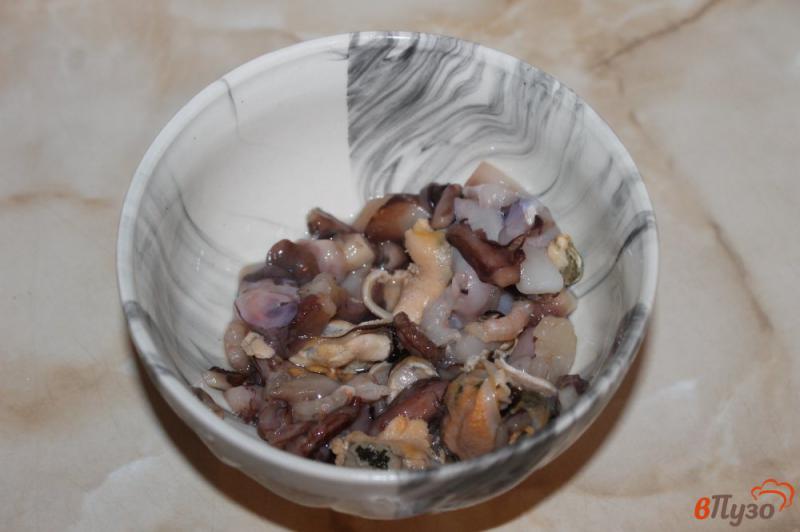 Фото приготовление рецепта: Рис с морепродуктами и грибами шаг №1