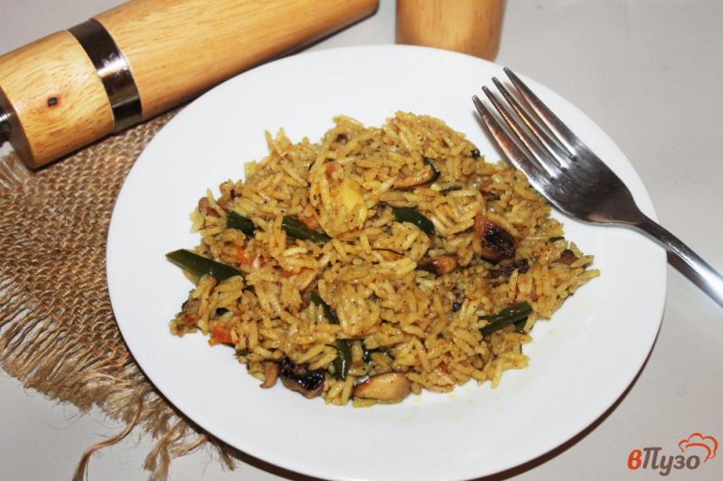 Фото приготовление рецепта: Рис с морепродуктами и грибами шаг №8