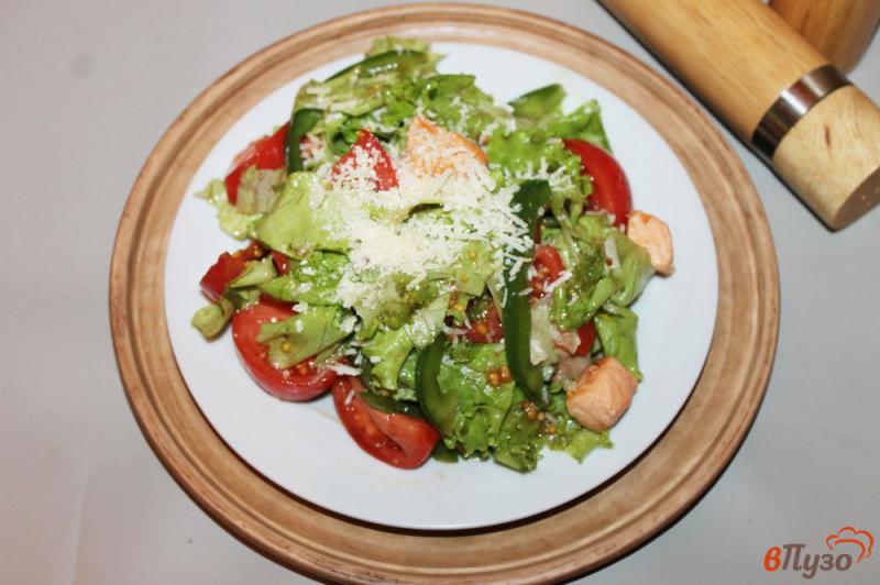 Фото приготовление рецепта: Салат с жареной красной рыбой шаг №5