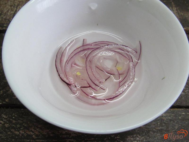 Фото приготовление рецепта: Салат из печеной свеклы и грибов шаг №4