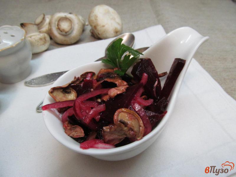 Фото приготовление рецепта: Салат из печеной свеклы и грибов шаг №8