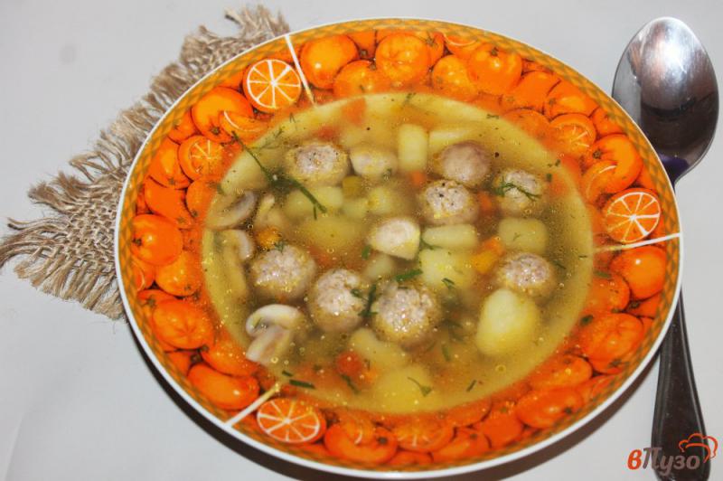 Фото приготовление рецепта: Суп с куриными фрикадельками и шампиньонами шаг №8