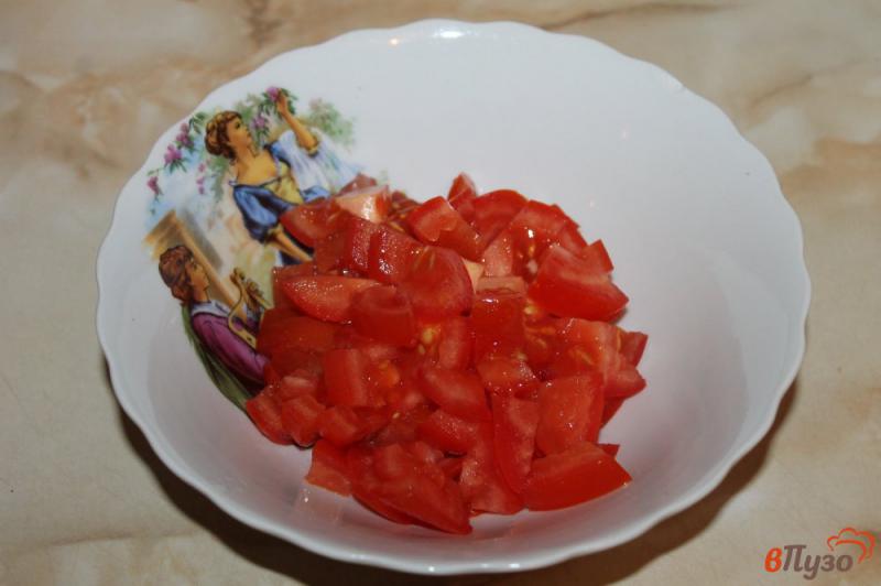 Фото приготовление рецепта: Томатный салат с консервированными шампиньонами и луком шаг №1