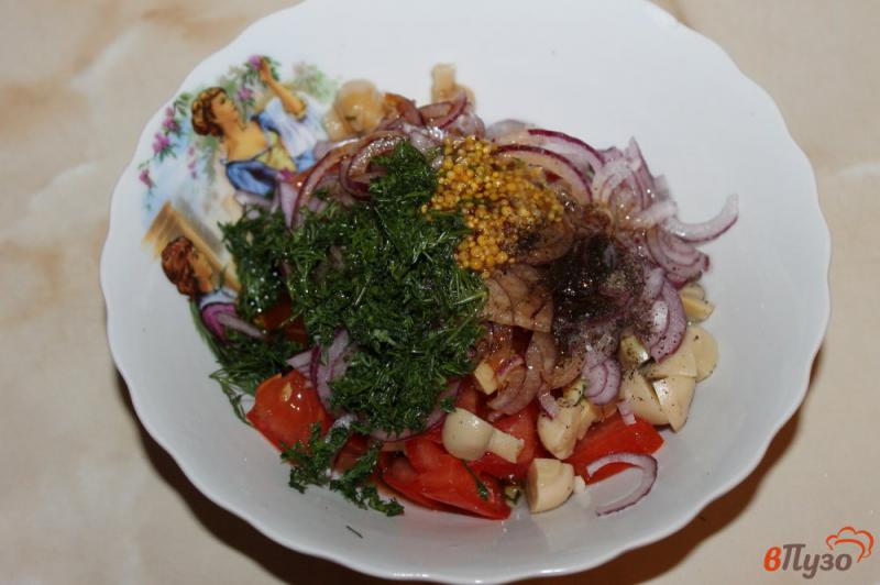 Фото приготовление рецепта: Томатный салат с консервированными шампиньонами и луком шаг №4