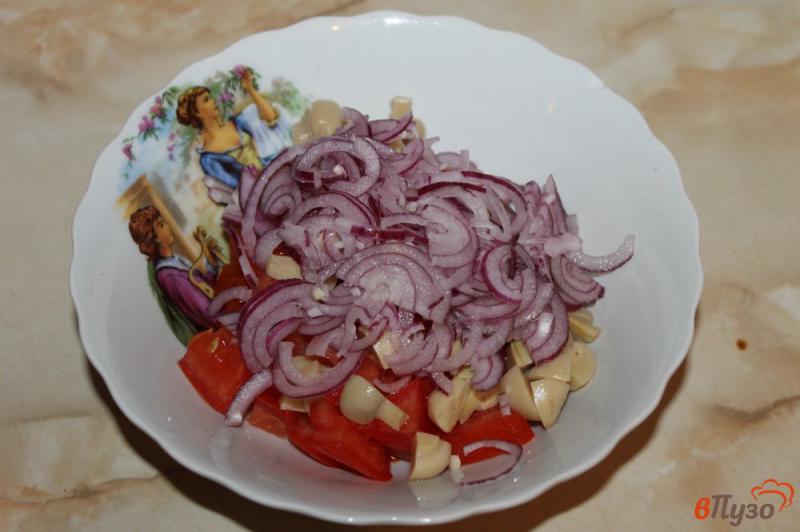 Фото приготовление рецепта: Томатный салат с консервированными шампиньонами и луком шаг №3