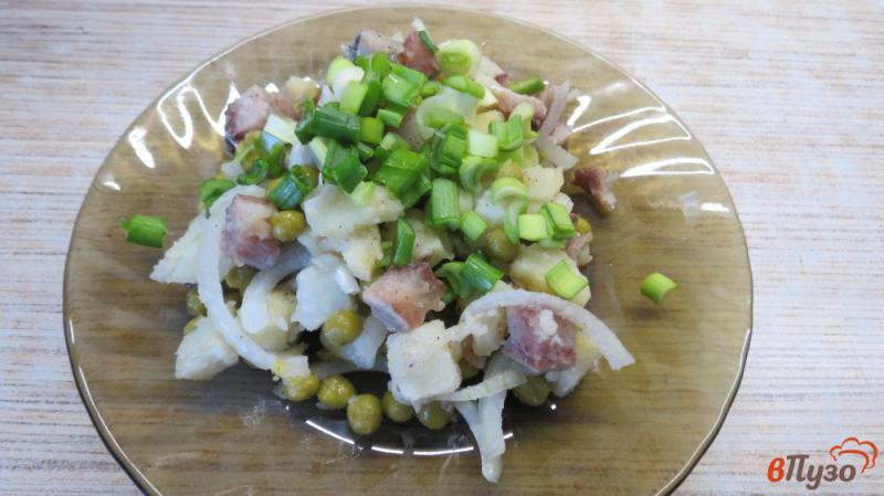 Фото приготовление рецепта: Салат с селедкой и зеленым горошком шаг №6