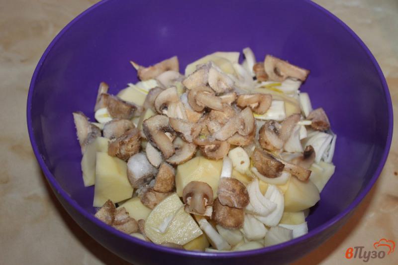Фото приготовление рецепта: Картофель тушеный в рукаве с соевым соусом шаг №4