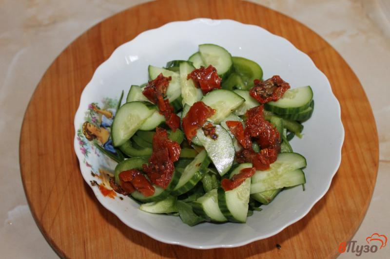 Фото приготовление рецепта: Салат из рукколы, перца и вяленых томатов шаг №4