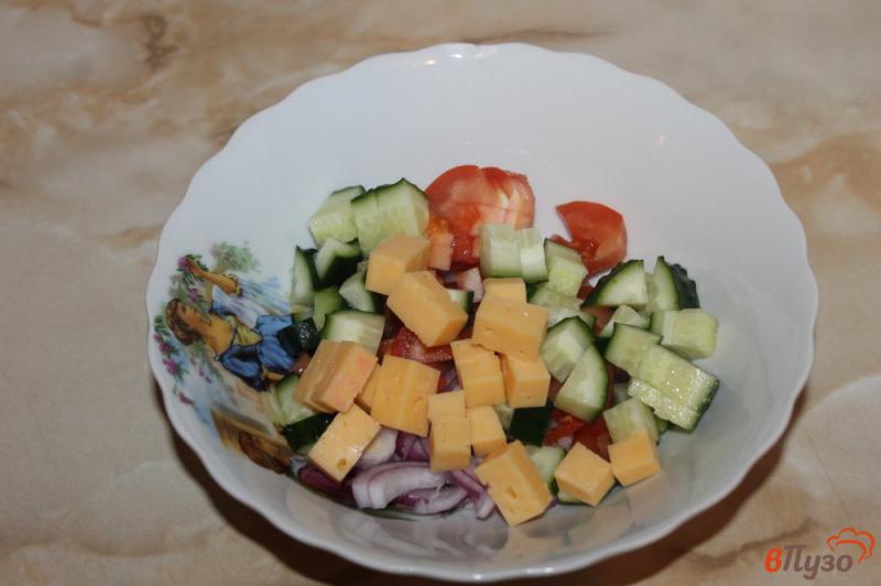 Фото приготовление рецепта: Салат из овощей, сыра и зелени в сметане шаг №4
