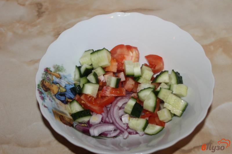 Фото приготовление рецепта: Салат из овощей, сыра и зелени в сметане шаг №3