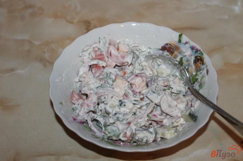 Фото приготовление рецепта: Салат из овощей, сыра и зелени в сметане шаг №6