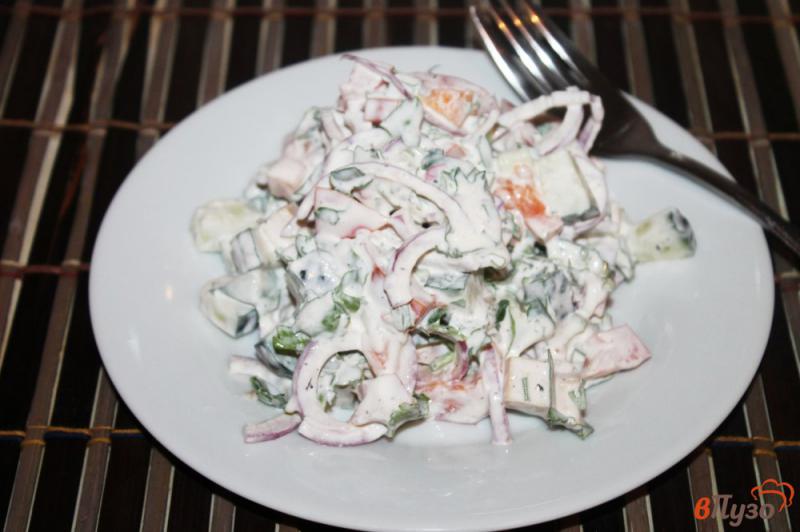 Фото приготовление рецепта: Салат из овощей, сыра и зелени в сметане шаг №7