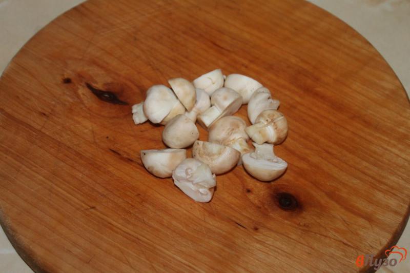 Фото приготовление рецепта: Салат из рукколы с грибами и оливками шаг №1