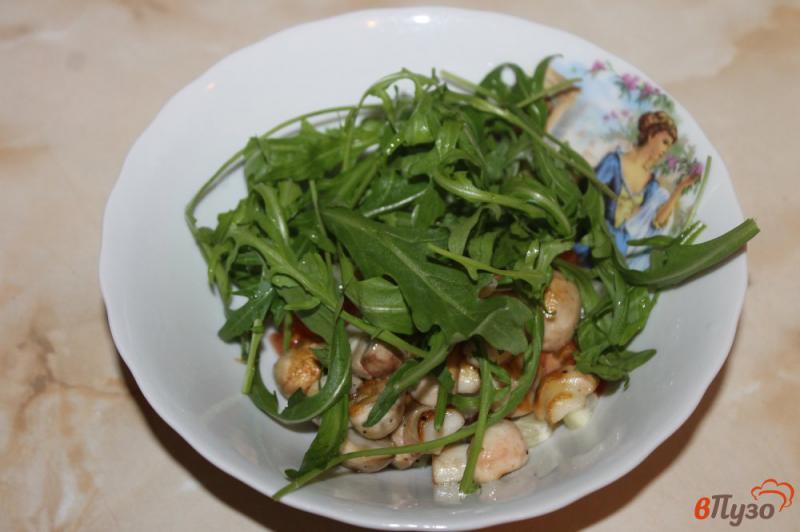 Фото приготовление рецепта: Салат из рукколы с грибами и оливками шаг №4