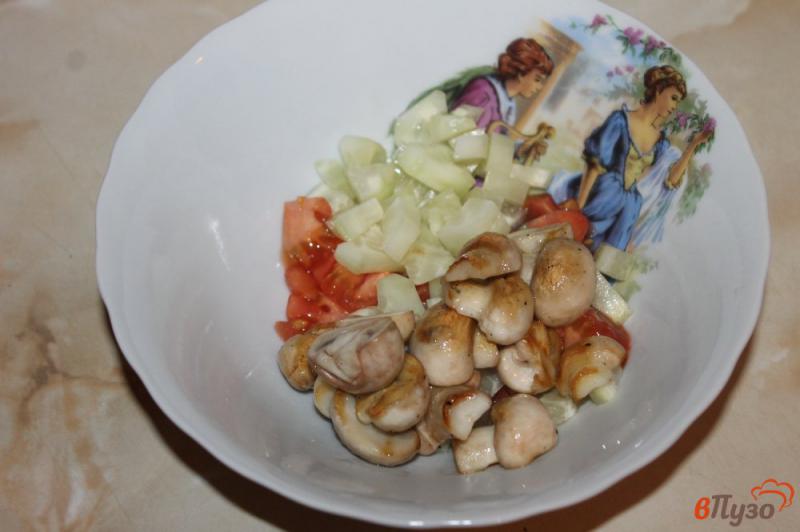 Фото приготовление рецепта: Салат из рукколы с грибами и оливками шаг №3
