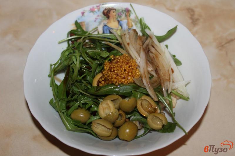 Фото приготовление рецепта: Салат из рукколы с грибами и оливками шаг №5