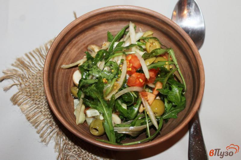Фото приготовление рецепта: Салат из рукколы с грибами и оливками шаг №6