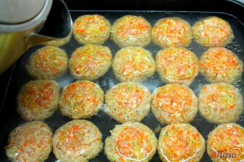 Фото приготовление рецепта: Тефтели в томатном соусе, приготовленные в духовке шаг №6