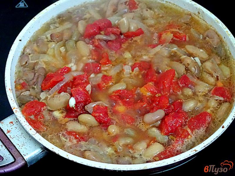 Фото приготовление рецепта: Фасоль тушеная с помидорами и чесноком шаг №6