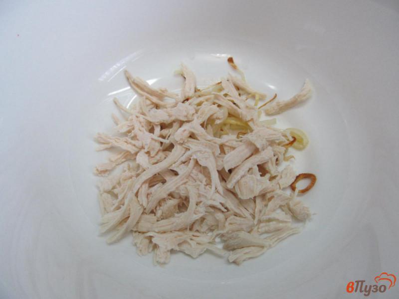 Фото приготовление рецепта: Салат из редьки с куриным мясом и морковью шаг №2