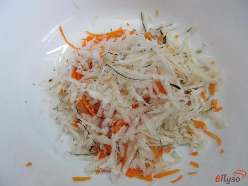 Фото приготовление рецепта: Салат из редьки с куриным мясом и морковью шаг №4