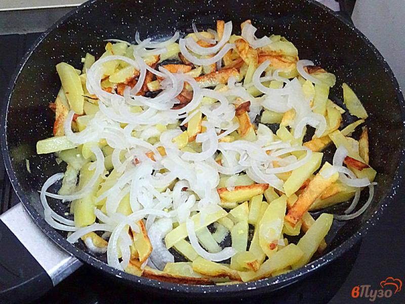 Фото приготовление рецепта: Картошка жареная с капустой и луком шаг №6