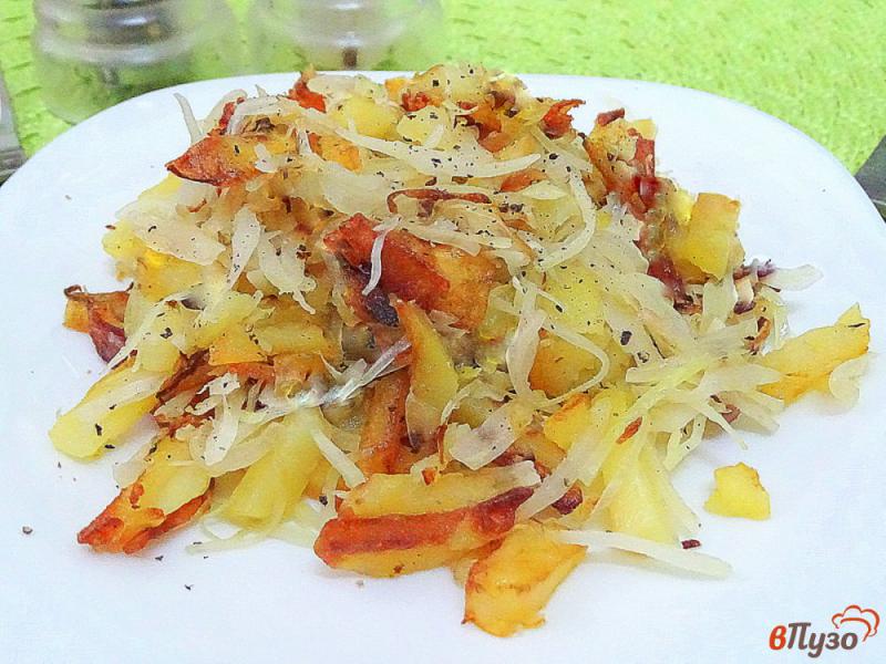 Фото приготовление рецепта: Картошка жареная с капустой и луком шаг №8
