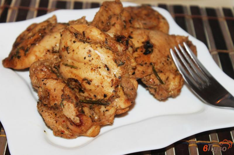 Фото приготовление рецепта: Куриные бедра в соевом маринаде шаг №5