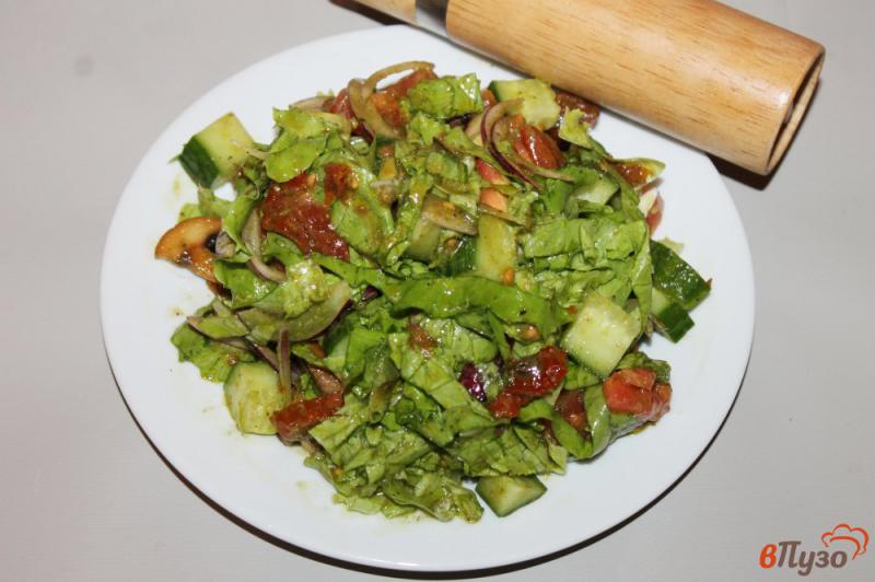 Фото приготовление рецепта: Салат из грибов и овощей в соусе песто шаг №7