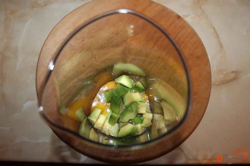 Фото приготовление рецепта: Соус с авокадо и цедрой лимона шаг №2