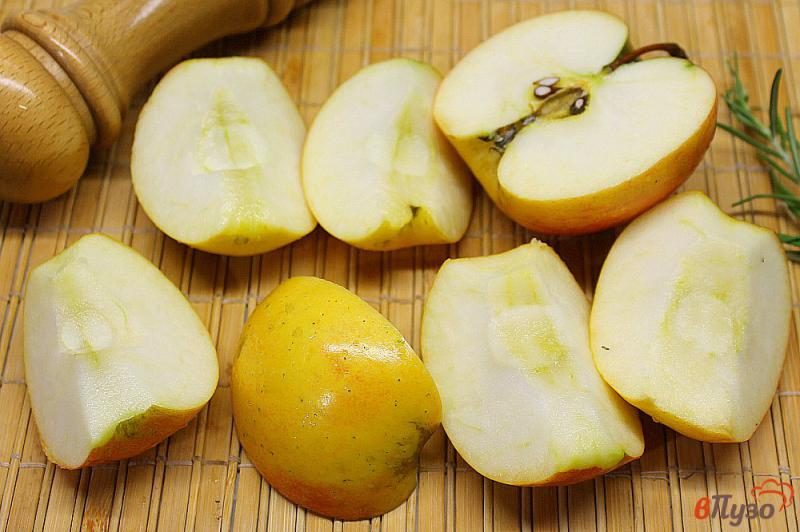 Фото приготовление рецепта: Грудинка с розмарином, чесноком и яблоками шаг №4