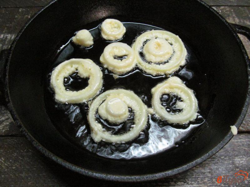 Фото приготовление рецепта: Свиные колбаски гриль с луковыми кольцами шаг №5