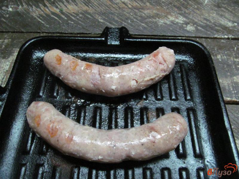 Фото приготовление рецепта: Свиные колбаски гриль с луковыми кольцами шаг №8