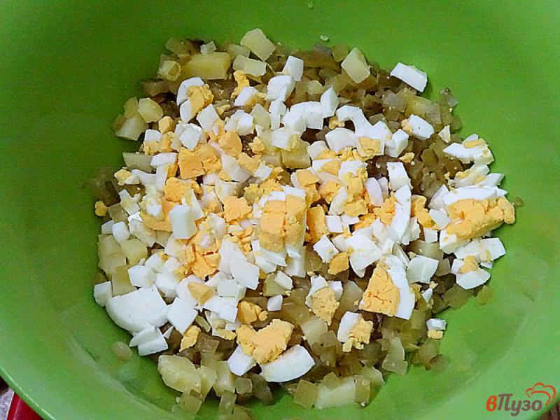 Фото приготовление рецепта: Салат из картофеля, селёдки и огурца шаг №2