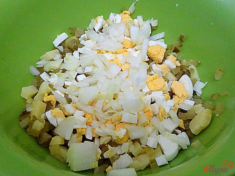 Фото приготовление рецепта: Салат из картофеля, селёдки и огурца шаг №3