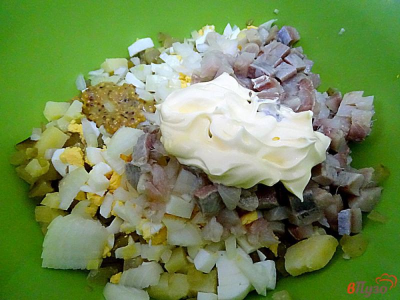 Фото приготовление рецепта: Салат из картофеля, селёдки и огурца шаг №5