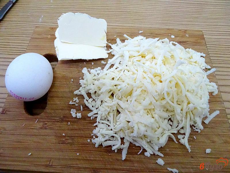 Фото приготовление рецепта: Картофельные гнёзда с ыром и сосисками шаг №2