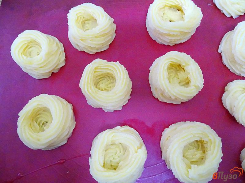 Фото приготовление рецепта: Картофельные гнёзда с ыром и сосисками шаг №6