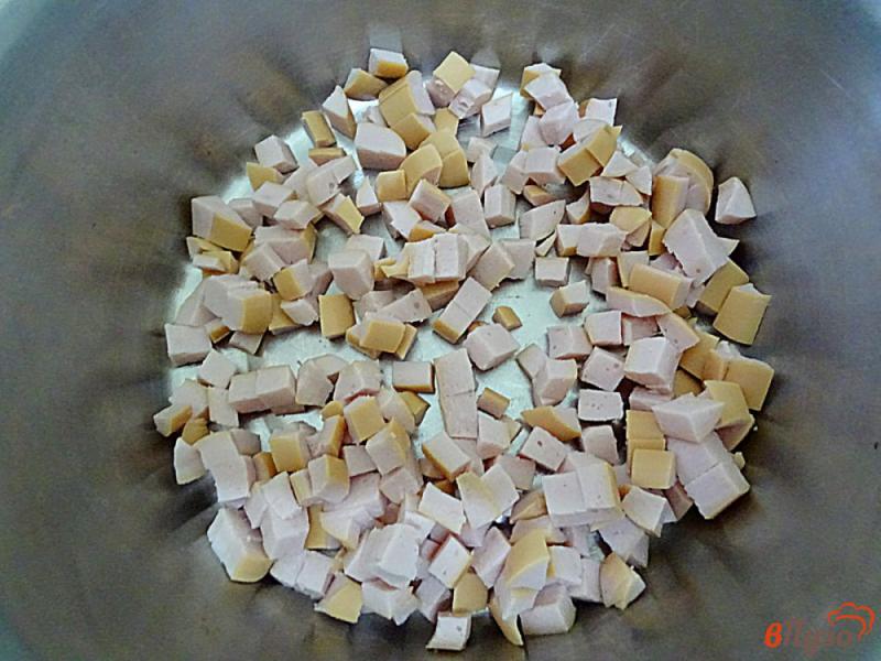 Фото приготовление рецепта: Картофельные гнёзда с ыром и сосисками шаг №7