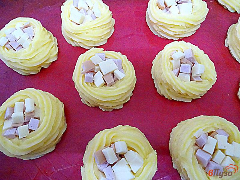 Фото приготовление рецепта: Картофельные гнёзда с ыром и сосисками шаг №9